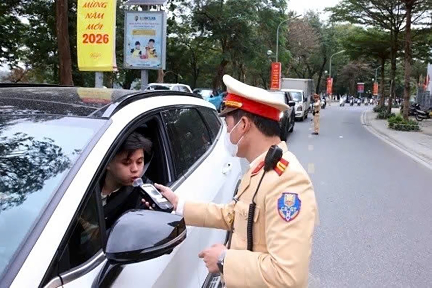 Traffic police crack down on drink-driving during New Year holiday
